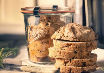 Brot mit Oliven, Tomaten und Rosmarin