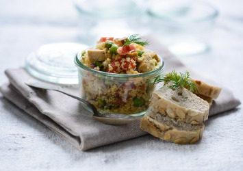 Couscous-Gemüse-Salat mit Tofu und Ajvar 